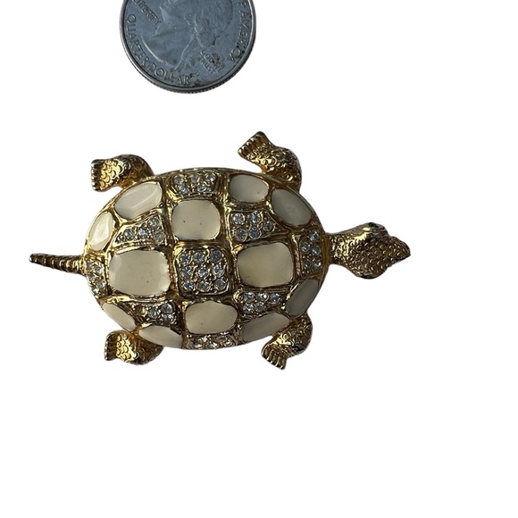 VTG CRAFT Gold Tone Rhinestone Turtle Brooch with Green Rhinestone eyes - Picture 4 of 8